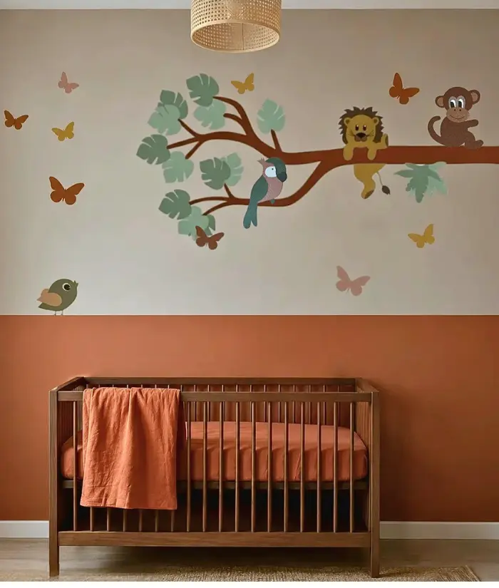 Terracotta babykamer met jungle behangsticker